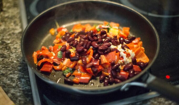 quick recipes stir fry red pepper and kidney beans in a pan
