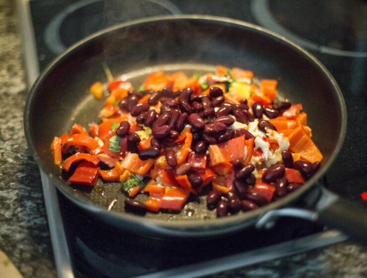 quick recipes stir fry red pepper and kidney beans in a pan