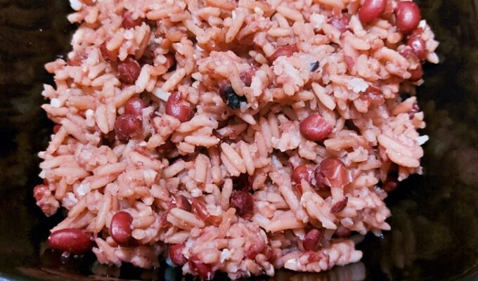 Cooked waakye in a black bowl