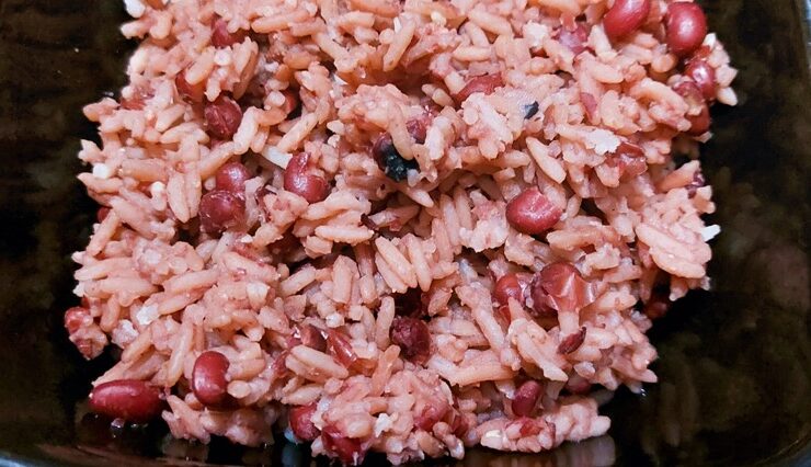 Cooked waakye in a black bowl